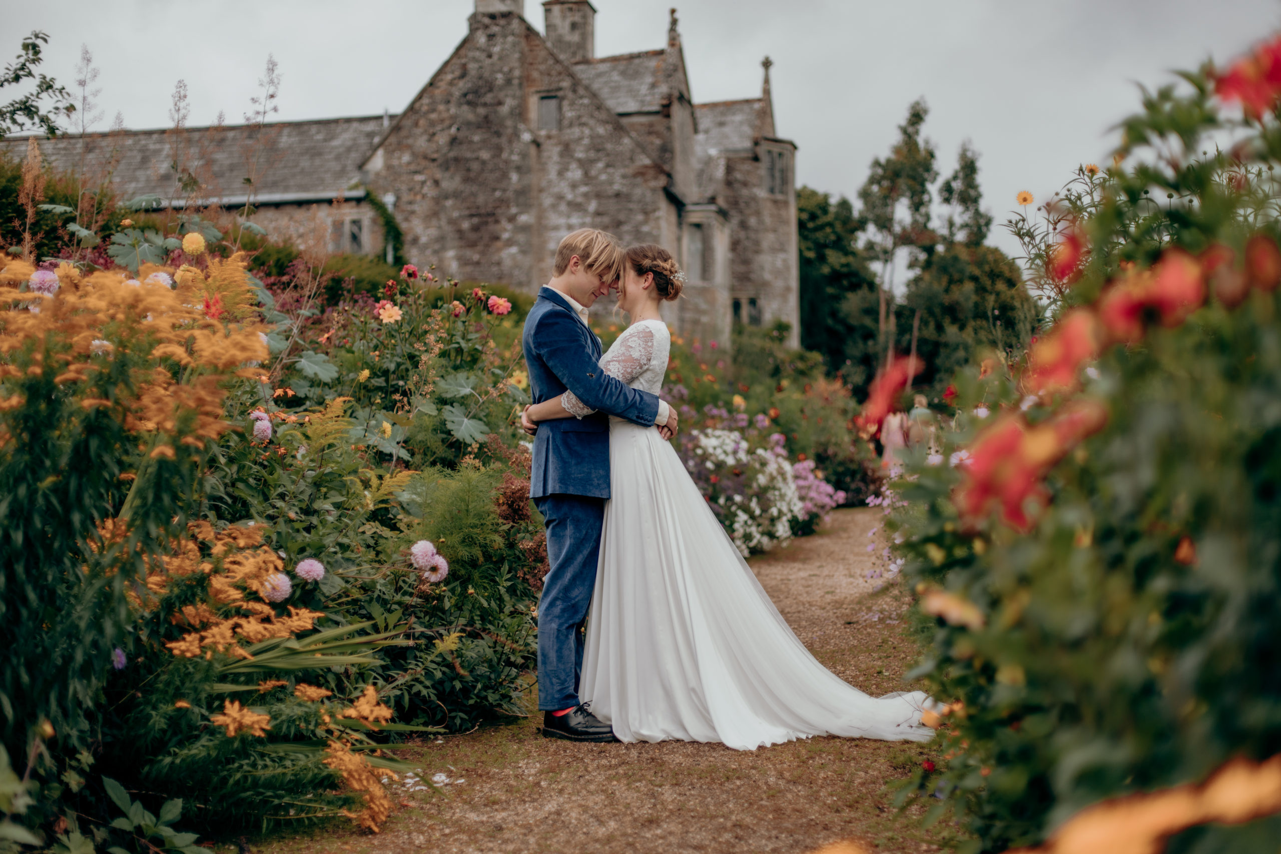 Sarah and Cameron embrace in the Cadhay House gardens