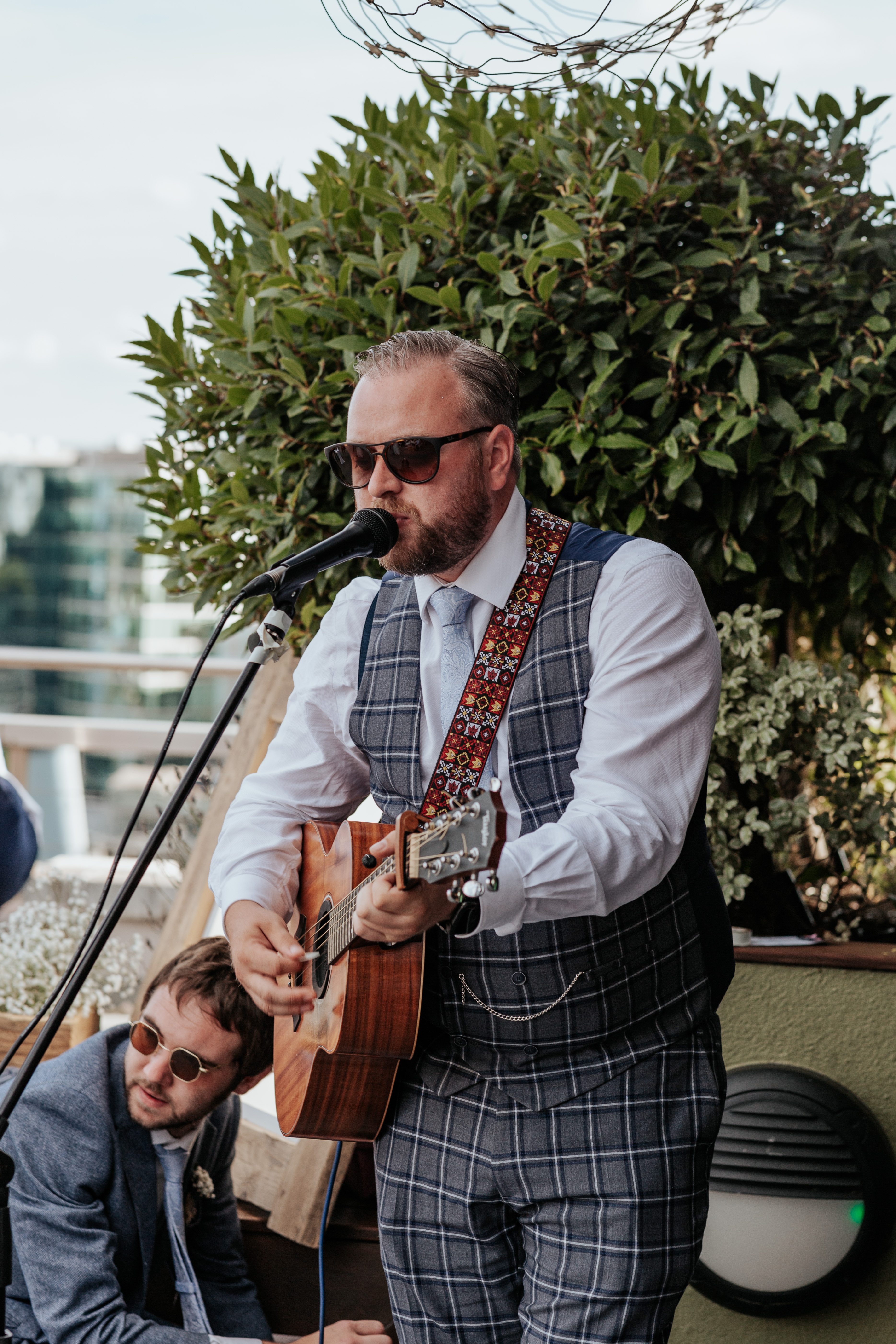 HannahSam25_07-344 A groomsman puts on an acoustic performance at a London wedding