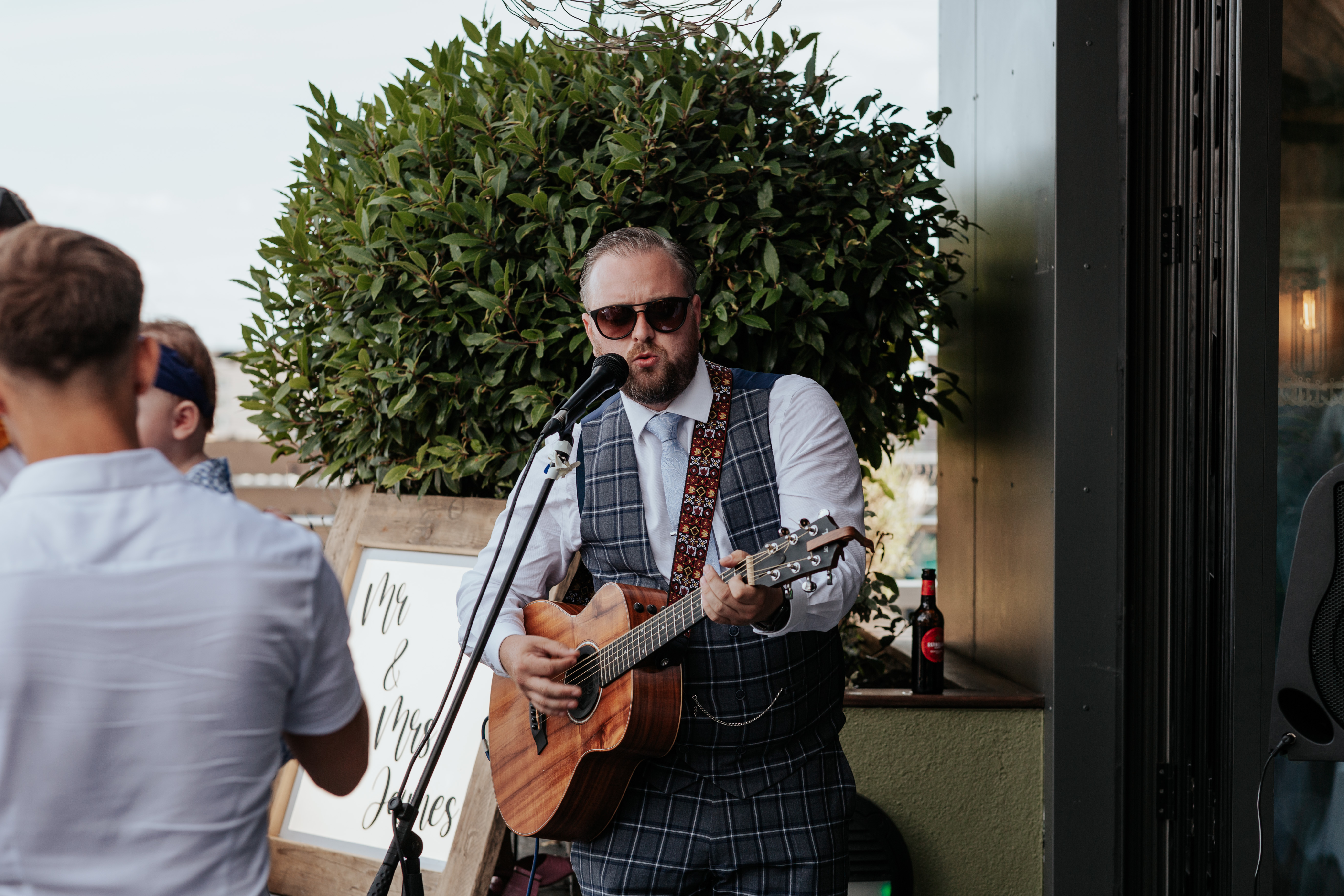 HannahSam25_07-358 A groomsman puts on an acoustic performance at a London wedding
